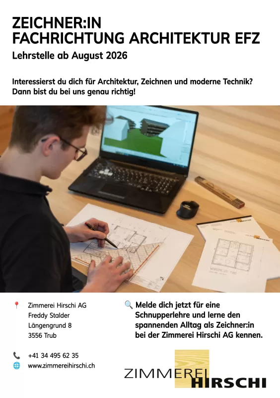 Ein junger Mann arbeitet konzentriert an einem Architektenarbeitsplatz. Vor ihm liegt ein detaillierter Grundrissplan, den er mit Lineal und Bleistift bearbeitet. Im Hintergrund läuft auf dem Laptop ein 3D-Modell eines Gebäudes. Auf dem Tisch liegen weitere Pläne, ein Bleistift, ein Gliedermaßstab und ein Mauspad mit dem Logo der Zimmerei Hirschi AG. Das Bild wirbt für eine Lehrstelle als Zeichner:in Fachrichtung Architektur EFZ ab August 2026.