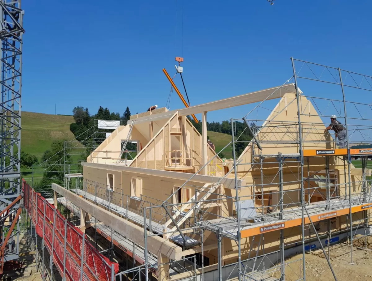 Aufrichten Truberholzhaus in Luthern, Wohnhaus mit Anbau