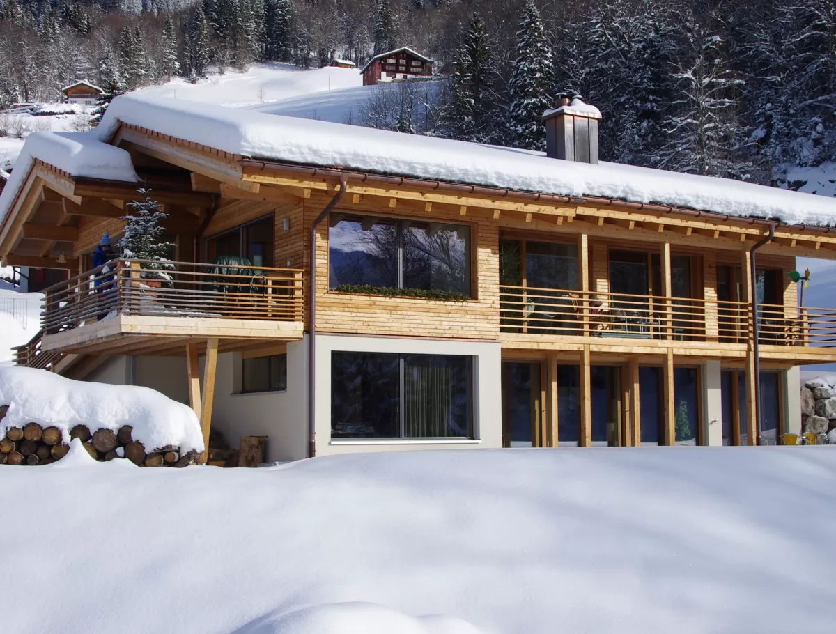 Im Hasliberg wurde im Februar das erste Truber Holz-Haus aufgerichtet. Dazu gab es einen Beitrag im Radio BeO:     Anmoderation: Ufem Hasliberg wird äs Massivholz-Haus baue. Nid einfach äs gwöhnlichs Holzhaus, wies mängs git im Berner Oberland. Äs entsteiht äs Tuber-Holzhaus, praktisch ohni Metau, Liim oder Plastik. Zum Isatz chunnt derfür Houz, u zwar serigs, ohni Frömdstoffe. Es isch z erschte vo sire Art hie im Bärner Oberland: Meh drüber weiss d Alina Burri....      Abmoderation: Mittlerwile chame das S