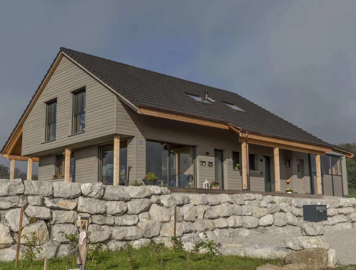 Neubau Wohnhaus mit wunderschönen Veranda im Amerikanischen-Style, Truberholz Wände sind sichtbar (mit Holzdübel sichtbar), das komplette Haus besteht aus Holz (es wurden keine Fermacel-Platten verwendet), Aussenschalung liegend - vorvergraut, ohne Kellergeschoss, dafür mit Garagenanbau direkt am Wohnhaus, das Haus ist ein Wohnhaus von einem Landwirtschaftlichen Betrieb, deshalb die integrierte Nasszone (Nassraum), der Badezimmerboden ist ein Massivholzboden aus Fichte (keine Fliessen) 