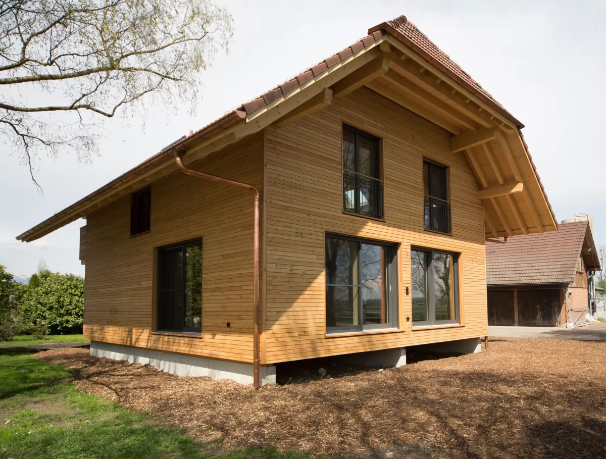 Wohnhaus Truberholzhaus Schalung aussen liegend Truberholzwände sichtbar, im Bad alles Holz inkl, Boden, in der Küche alles Holz inkl, Küchenboden Regionalität Truberholz Schweizer Holz Zimmermann Seeland