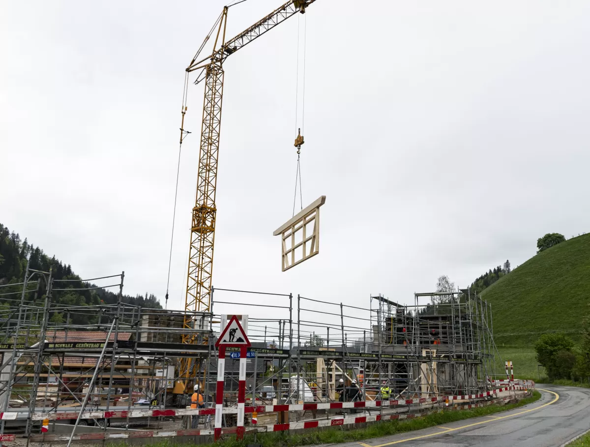 Wir freuen uns, euch ein weiteres spannendes Projekt von Truberholz vorzustellen! In unserem charmanten Trub entsteht ein einzigartiges 6-Familienhaus, welches komplett aus unserem nachhaltigen und umweltfreundlichen Truberholz-System gebaut wird. 💚 Warum Truberholz? Truberholz steht für ökologische Verantwortung, lokale Materialien und nachhaltige Bauweise. Jedes unserer Projekte wird mit größter Sorgfalt und Liebe zur Umwelt umgesetzt, und unser neues Mehrfamilienhaus ist da keine Ausnahme.