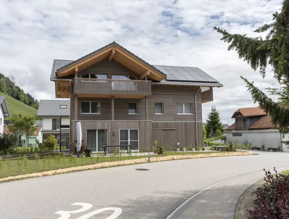 Nachhaltigkeit und Wohngesundheit sind für uns keine leeren Worte. Unser neuestes Mehrfamilienhaus zeigt, wie sich umweltfreundliches Bauen und modernster Wohnkomfort vereinen lassen. Truberholz, ein regionales und nachhaltiges Baumaterial, bietet zahlreiche Vorteile:  Umweltfreundlich: Truberholz ist regional und nachhaltig. Wohngesund: Holz schafft ein gesundes Raumklima. Effizient: Holz ist ein natürlicher Dämmstoff und hilft, Energie zu sparen. Individuell: Jedes Haus ist ein Unikat.