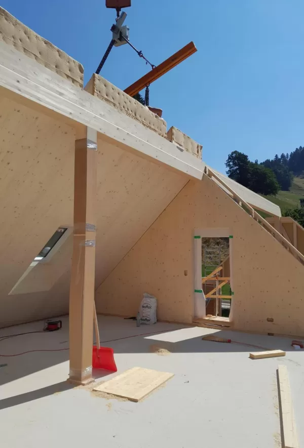 Aufrichten Truberholz Wohnhaus mit Anbau in Luthern