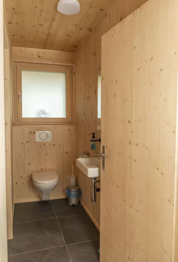 Neubau Wohnhaus mit wunderschönen Veranda im Amerikanischen-Style, Truberholz Wände sind sichtbar (mit Holzdübel sichtbar), das komplette Haus besteht aus Holz (es wurden keine Fermacel-Platten verwendet), Aussenschalung liegend - vorvergraut, ohne Kellergeschoss, dafür mit Garagenanbau direkt am Wohnhaus, das Haus ist ein Wohnhaus von einem Landwirtschaftlichen Betrieb, deshalb die integrierte Nasszone (Nassraum), der Badezimmerboden ist ein Massivholzboden aus Fichte (keine Fliessen) 