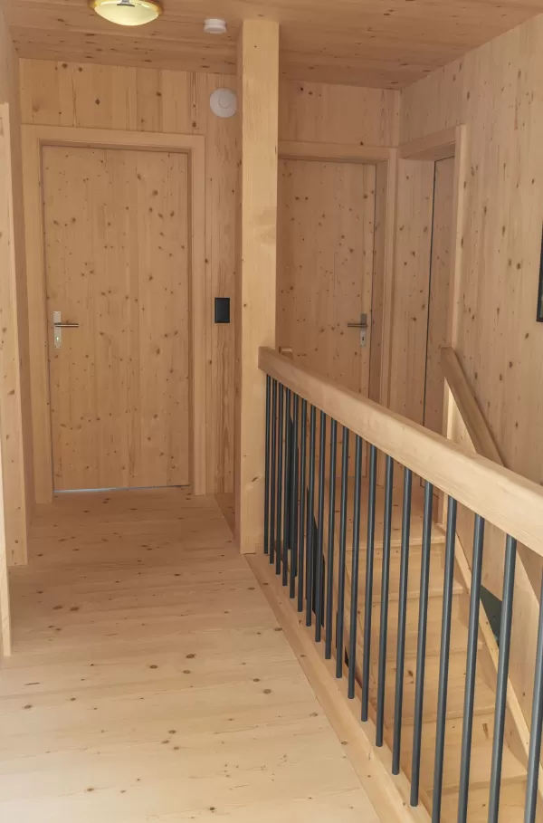 Neubau Wohnhaus mit wunderschönen Veranda im Amerikanischen-Style, Truberholz Wände sind sichtbar (mit Holzdübel sichtbar), das komplette Haus besteht aus Holz (es wurden keine Fermacel-Platten verwendet), Aussenschalung liegend - vorvergraut, ohne Kellergeschoss, dafür mit Garagenanbau direkt am Wohnhaus, das Haus ist ein Wohnhaus von einem Landwirtschaftlichen Betrieb, deshalb die integrierte Nasszone (Nassraum), der Badezimmerboden ist ein Massivholzboden aus Fichte (keine Fliessen) 