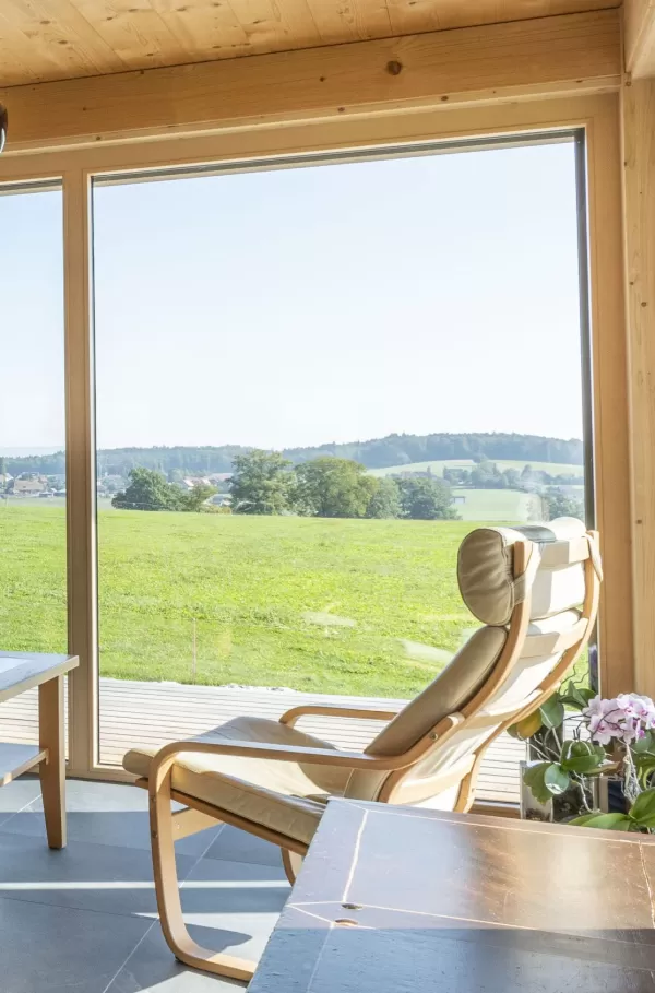 Neubau Wohnhaus mit wunderschönen Veranda im Amerikanischen-Style, Truberholz Wände sind sichtbar (mit Holzdübel sichtbar), das komplette Haus besteht aus Holz (es wurden keine Fermacel-Platten verwendet), Aussenschalung liegend - vorvergraut, ohne Kellergeschoss, dafür mit Garagenanbau direkt am Wohnhaus, das Haus ist ein Wohnhaus von einem Landwirtschaftlichen Betrieb, deshalb die integrierte Nasszone (Nassraum), der Badezimmerboden ist ein Massivholzboden aus Fichte (keine Fliessen) 