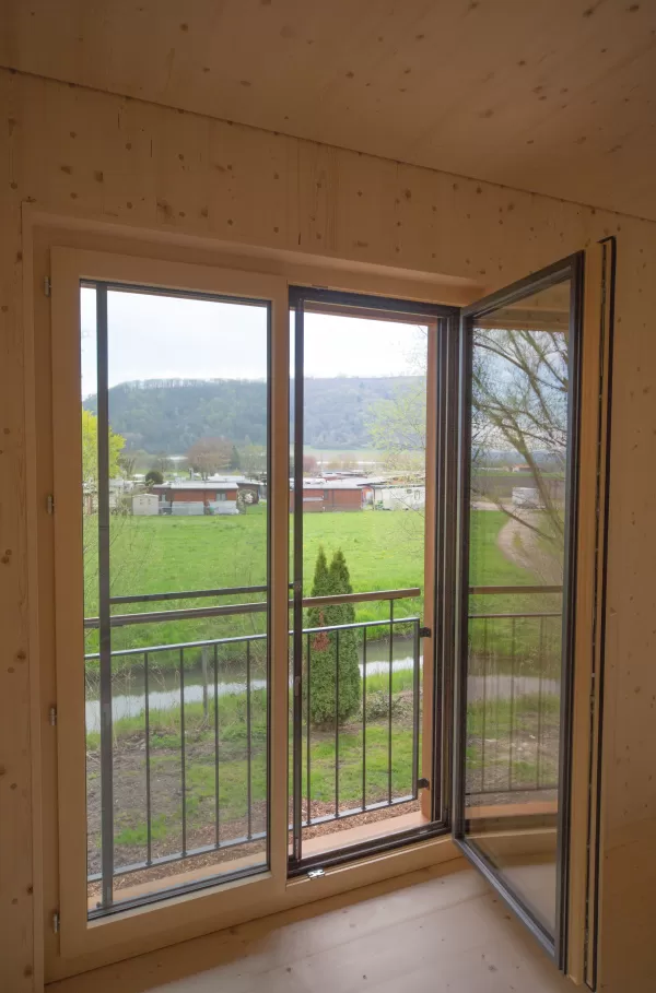 Wohnhaus Truberholzhaus Schalung aussen liegend Truberholzwände sichtbar, im Bad alles Holz inkl, Boden, in der Küche alles Holz inkl, Küchenboden Regionalität Truberholz Schweizer Holz Zimmermann Seeland