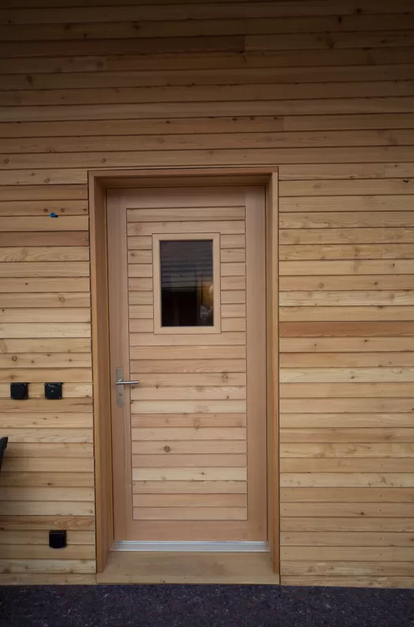 Wohnhaus Truberholzhaus Schalung aussen liegend Truberholzwände sichtbar, im Bad alles Holz inkl, Boden, in der Küche alles Holz inkl, Küchenboden Regionalität Truberholz Schweizer Holz Zimmermann Seeland