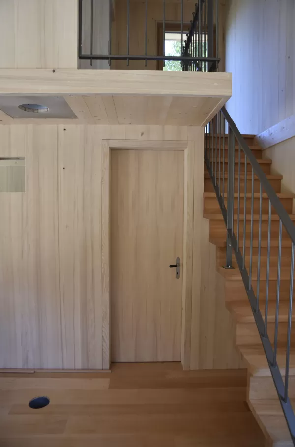 Neubau Small House aus Truberholzelemente. Das Tiny House Movement (auch Small House Movement genannt, englisch Bewegung für winzige Häuser) ist eine gesellschaftliche Bewegung mit Ursprung in den USA, die das Leben in kleinen Häusern propagiert. Die Bewegung findet auch ihren Ausdruck in der Architektur, indem zunehmend auch Klein- und Minihäuser geplant und realisiert werden, wobei keine feste Definition dafür existiert, bis zu welcher Wohnflächengröße ein Gebäude als Tiny House bezeichnet wird.