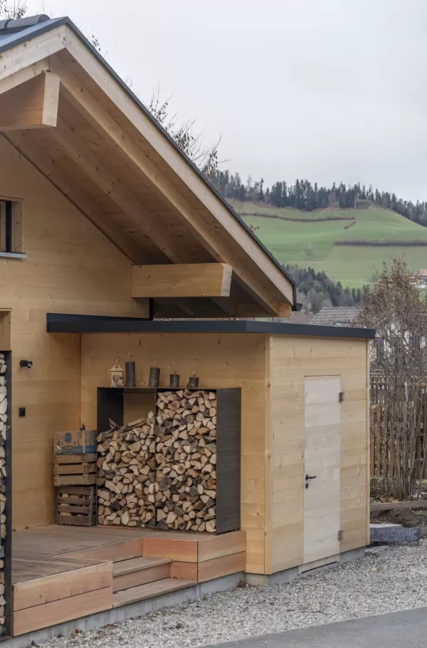 Hallo zusammen! 🌟 Wir haben unser neuestes Kleinwohnhaus aus Truberholz fertiggestellt! 🌟   Dieses Haus ist nicht nur wunderschön, sondern auch nachhaltig und gesund. Hergestellt aus regionalem Holz ohne chemische Zusätze, bietet es ein natürliches Wohlfühlambiente.   Unsere Stärken: 🏡 **Nachhaltiger Holzbau:** Ohne chemische Holzschutzmittel und Leime. 🌱 **Gesundes Wohnklima:** Natürliches Wohlfühlambiente ohne Kompromisse. 🛠 **Komplettservice:** Von der Beratung über die Planung bis zur Realisierung 