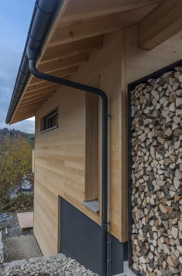 Hallo zusammen! 🌟 Wir haben unser neuestes Kleinwohnhaus aus Truberholz fertiggestellt! 🌟   Dieses Haus ist nicht nur wunderschön, sondern auch nachhaltig und gesund. Hergestellt aus regionalem Holz ohne chemische Zusätze, bietet es ein natürliches Wohlfühlambiente.   Unsere Stärken: 🏡 **Nachhaltiger Holzbau:** Ohne chemische Holzschutzmittel und Leime. 🌱 **Gesundes Wohnklima:** Natürliches Wohlfühlambiente ohne Kompromisse. 🛠 **Komplettservice:** Von der Beratung über die Planung bis zur Realisierung 