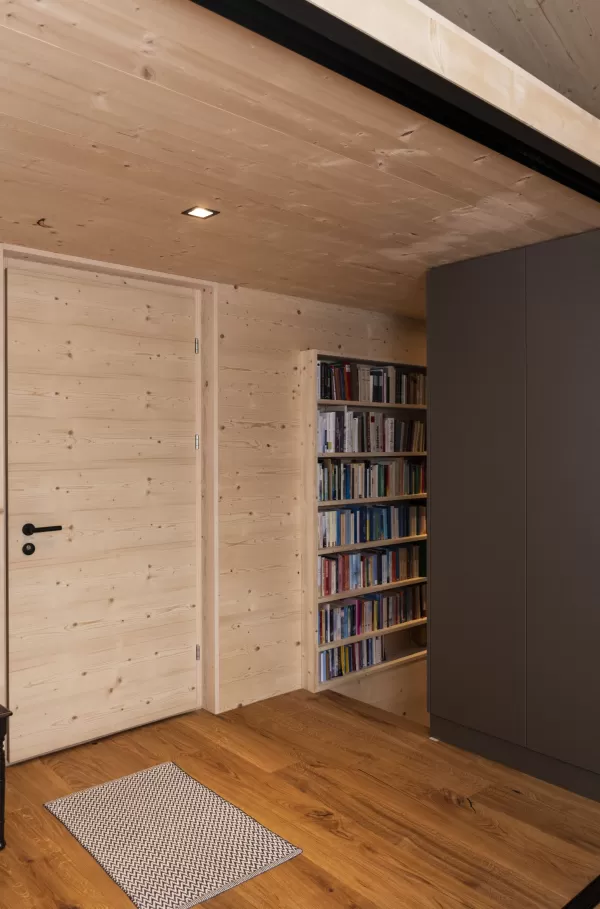 Hallo zusammen! 🌟 Wir haben unser neuestes Kleinwohnhaus aus Truberholz fertiggestellt! 🌟   Dieses Haus ist nicht nur wunderschön, sondern auch nachhaltig und gesund. Hergestellt aus regionalem Holz ohne chemische Zusätze, bietet es ein natürliches Wohlfühlambiente.   Unsere Stärken: 🏡 **Nachhaltiger Holzbau:** Ohne chemische Holzschutzmittel und Leime. 🌱 **Gesundes Wohnklima:** Natürliches Wohlfühlambiente ohne Kompromisse. 🛠 **Komplettservice:** Von der Beratung über die Planung bis zur Realisierung 