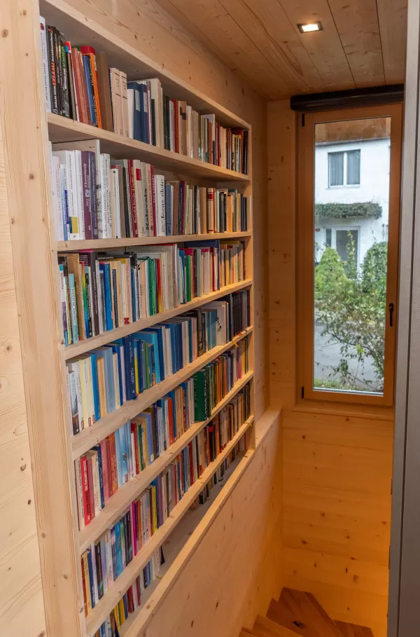 Hallo zusammen! 🌟 Wir haben unser neuestes Kleinwohnhaus aus Truberholz fertiggestellt! 🌟   Dieses Haus ist nicht nur wunderschön, sondern auch nachhaltig und gesund. Hergestellt aus regionalem Holz ohne chemische Zusätze, bietet es ein natürliches Wohlfühlambiente.   Unsere Stärken: 🏡 **Nachhaltiger Holzbau:** Ohne chemische Holzschutzmittel und Leime. 🌱 **Gesundes Wohnklima:** Natürliches Wohlfühlambiente ohne Kompromisse. 🛠 **Komplettservice:** Von der Beratung über die Planung bis zur Realisierung 
