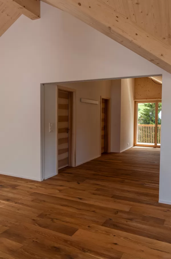 Nachhaltigkeit und Wohngesundheit sind für uns keine leeren Worte. Unser neuestes Mehrfamilienhaus zeigt, wie sich umweltfreundliches Bauen und modernster Wohnkomfort vereinen lassen. Truberholz, ein regionales und nachhaltiges Baumaterial, bietet zahlreiche Vorteile:  Umweltfreundlich: Truberholz ist regional und nachhaltig. Wohngesund: Holz schafft ein gesundes Raumklima. Effizient: Holz ist ein natürlicher Dämmstoff und hilft, Energie zu sparen. Individuell: Jedes Haus ist ein Unikat.