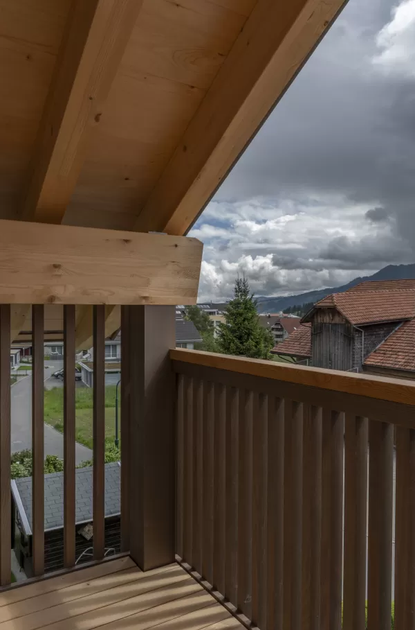 Nachhaltigkeit und Wohngesundheit sind für uns keine leeren Worte. Unser neuestes Mehrfamilienhaus zeigt, wie sich umweltfreundliches Bauen und modernster Wohnkomfort vereinen lassen. Truberholz, ein regionales und nachhaltiges Baumaterial, bietet zahlreiche Vorteile:  Umweltfreundlich: Truberholz ist regional und nachhaltig. Wohngesund: Holz schafft ein gesundes Raumklima. Effizient: Holz ist ein natürlicher Dämmstoff und hilft, Energie zu sparen. Individuell: Jedes Haus ist ein Unikat.