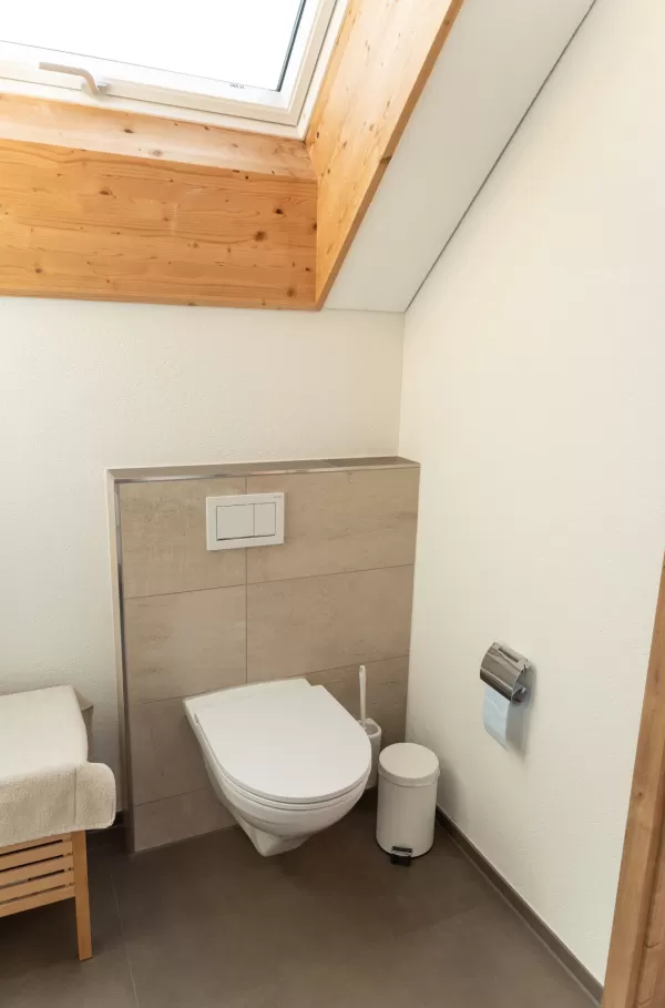 Bei Truberholz AG sind wir stolz darauf, ein weiteres einzigartiges Wohnprojekt erfolgreich abgeschlossen zu haben! ✨  Dieses Neubauprojekt beeindruckt durch seine massiven, natürlichen Holzstämme, die dem Haus nicht nur Stabilität und Struktur verleihen, sondern auch einen warmen, einladenden Charakter schaffen. 🪵  Die imposanten Stämme, die das Herzstück des Designs bilden, bringen die Natur direkt ins Haus und sorgen für eine unverwechselbare Atmosphäre. Durch die sorgfältige Verarbeitung von lokalem Ho