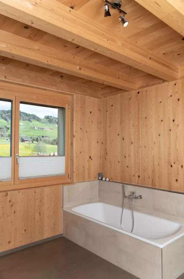 Bei Truberholz AG sind wir stolz darauf, ein weiteres einzigartiges Wohnprojekt erfolgreich abgeschlossen zu haben! ✨  Dieses Neubauprojekt beeindruckt durch seine massiven, natürlichen Holzstämme, die dem Haus nicht nur Stabilität und Struktur verleihen, sondern auch einen warmen, einladenden Charakter schaffen. 🪵  Die imposanten Stämme, die das Herzstück des Designs bilden, bringen die Natur direkt ins Haus und sorgen für eine unverwechselbare Atmosphäre. Durch die sorgfältige Verarbeitung von lokalem Ho