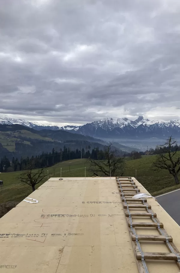 Neues Wohnhaus aus Truberholz in Fahrni bei Thun  Wir freuen uns, ein weiteres Wohnhaus aus Truberholz aufzustellen! 🌲🏡 Dieses nachhaltige Bauprojekt vereint natürliche Ästhetik mit höchster Qualität und Regionalität.  Truberholz stammt direkt aus dem Emmental und steht für langlebige, umweltfreundliche Holzbauten – perfekt für ein gesundes Wohnklima und modernes Design.  📸 Schauen Sie sich hier einige Eindrücke aus der Bauphase an!  ➡️ Mehr zu Truberholz und unseren Projekten: www.truberholz.ch  #Truber