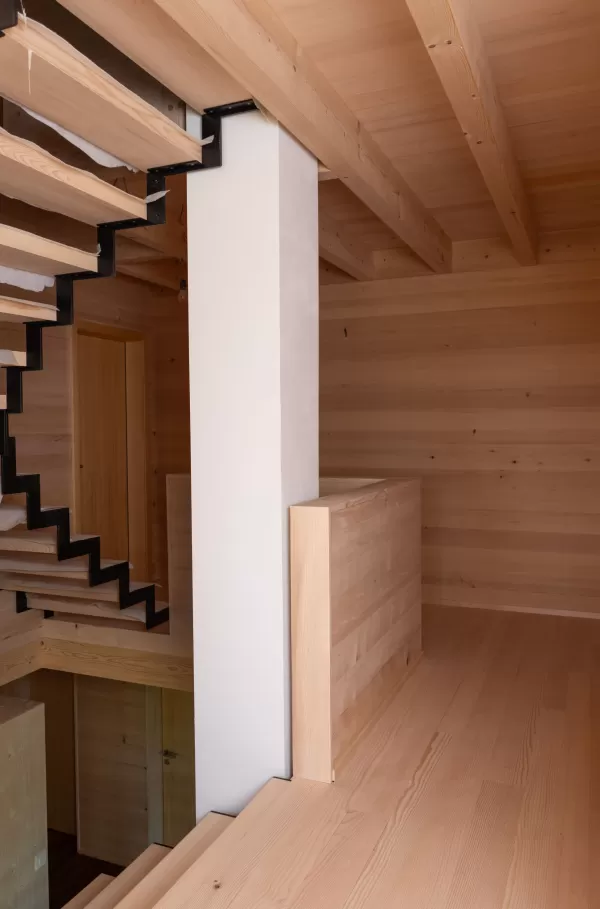 Ersatzneubau Wohnhaus | Truber Holz  Mit Leidenschaft fürs Handwerk und die Natur ist dieses Wohnhaus auf der Basis von Truber Holz entstanden – regional, nachhaltig und zeitlos schön.  Die moderne Architektur fügt sich harmonisch in die sanfte Hügellandschaft ein. Innen wie außen spürt man die Wärme und Beständigkeit des einheimischen Holzes.  Mehr über unsere Projekte und die Kraft des Truber Holzes erfährst du auf:  www.truberholz.ch