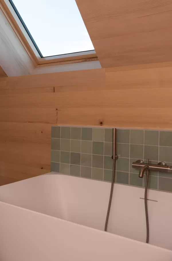 Ersatzneubau Wohnhaus | Truber Holz  Mit Leidenschaft fürs Handwerk und die Natur ist dieses Wohnhaus auf der Basis von Truber Holz entstanden – regional, nachhaltig und zeitlos schön.  Die moderne Architektur fügt sich harmonisch in die sanfte Hügellandschaft ein. Innen wie außen spürt man die Wärme und Beständigkeit des einheimischen Holzes.  Mehr über unsere Projekte und die Kraft des Truber Holzes erfährst du auf:  www.truberholz.ch