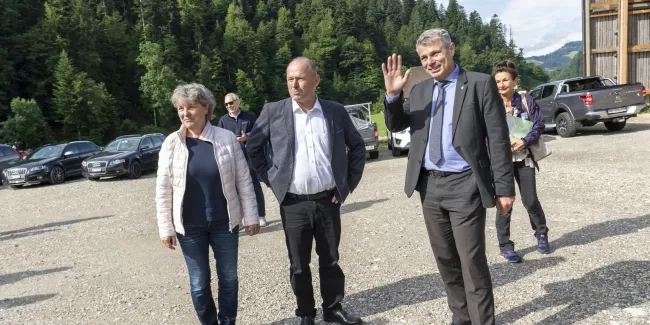 Am 29. Juni 2021 besuchte Nationalratspräsident Andreas Aebi (SVP/BE) unser Unternehmen mit 70 ausländischen Botschafter.