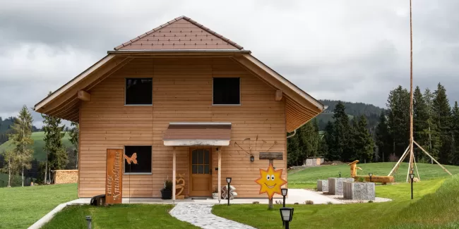 🌿 Nachhaltiges Bauen mit Schweizer Holz – ein Wohnhaus aus Truberholz 🏡  Nachhaltigkeit und regionale Wertschöpfung sind zentrale Themen im modernen Holzbau. Dieses Wohnhaus aus Truberholz zeigt, wie innovatives Bauen mit heimischem Holz nicht nur ökologische Vorteile bietet, sondern auch ästhetisch und technisch überzeugt. 🌲✨  Durch die Kombination von hochwertigem Schweizer Holz, präziser Verarbeitung und durchdachter Architektur entsteht ein Wohnraum mit natürlichem Wohlfühlklima. Ein inspirierendes B