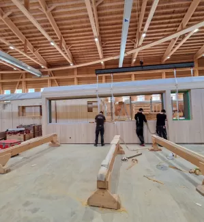 Elementbau Mehrfamilienhaus Bremgarten   Das Element wiegt 2'350 kg Die Länge der Pritsche beträgt 14.5 Meter   Wir hoffen das die Sonne beim Aufrichten auch auf unserer Seite ist💪😊