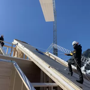 Truberholz-Ferienhaus: Ein Bauprojekt im Schnee  Mitten im Frühling, doch umgeben von Schnee – so wurde eines unserer Truberholz-Ferienhäuser dieses Jahr aufgerichtet. Unsere nachhaltigen Ferienhäuser werden aus regionalem Holz gefertigt und mit höchster Handwerkskunst erbaut. Sie bieten nicht nur eine behagliche Atmosphäre, sondern auch eine enge Verbindung zur Natur, egal zu welcher Jahreszeit.  Bei uns steht Qualität, Nachhaltigkeit und Regionalität im Mittelpunkt. Unsere Häuser sind perfekt für alle, di