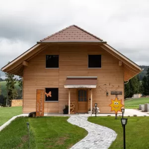 🌿 Nachhaltiges Bauen mit Schweizer Holz – ein Wohnhaus aus Truberholz 🏡  Nachhaltigkeit und regionale Wertschöpfung sind zentrale Themen im modernen Holzbau. Dieses Wohnhaus aus Truberholz zeigt, wie innovatives Bauen mit heimischem Holz nicht nur ökologische Vorteile bietet, sondern auch ästhetisch und technisch überzeugt. 🌲✨  Durch die Kombination von hochwertigem Schweizer Holz, präziser Verarbeitung und durchdachter Architektur entsteht ein Wohnraum mit natürlichem Wohlfühlklima. Ein inspirierendes B