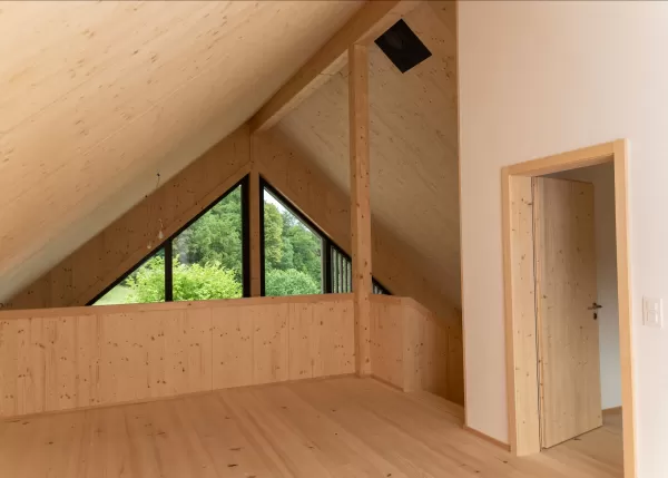 Truberholz-Haus Einfamilienhaus, vor vergraute Aussenschalung stehend, Innen Truberholz-Wände sichtbar, Dübel sichtbar, helles Haus mit grossen Fensterfronten in die Gehrung, eingekleidete Treppe, Haus mit Ziegel, inkl. Garage