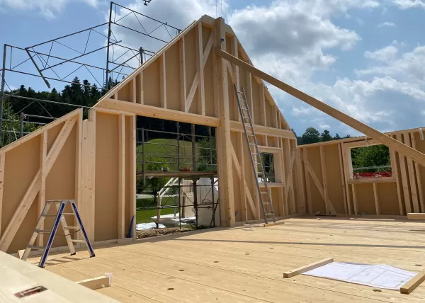 Aufrichten Truberholz Wohnhaus mit Anbau in Luthern