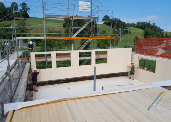 Aufrichten Truberholz Wohnhaus mit Anbau in Luthern