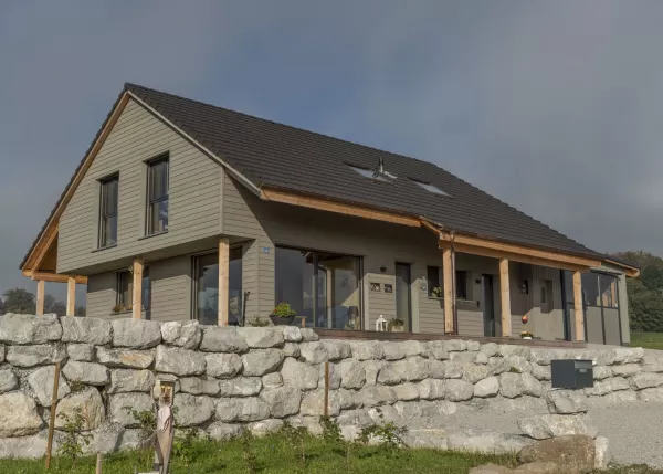 Neubau Wohnhaus mit wunderschönen Veranda im Amerikanischen-Style, Truberholz Wände sind sichtbar (mit Holzdübel sichtbar), das komplette Haus besteht aus Holz (es wurden keine Fermacel-Platten verwendet), Aussenschalung liegend - vorvergraut, ohne Kellergeschoss, dafür mit Garagenanbau direkt am Wohnhaus, das Haus ist ein Wohnhaus von einem Landwirtschaftlichen Betrieb, deshalb die integrierte Nasszone (Nassraum), der Badezimmerboden ist ein Massivholzboden aus Fichte (keine Fliessen) 