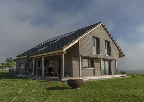 Neubau Wohnhaus mit wunderschönen Veranda im Amerikanischen-Style, Truberholz Wände sind sichtbar (mit Holzdübel sichtbar), das komplette Haus besteht aus Holz (es wurden keine Fermacel-Platten verwendet), Aussenschalung liegend - vorvergraut, ohne Kellergeschoss, dafür mit Garagenanbau direkt am Wohnhaus, das Haus ist ein Wohnhaus von einem Landwirtschaftlichen Betrieb, deshalb die integrierte Nasszone (Nassraum), der Badezimmerboden ist ein Massivholzboden aus Fichte (keine Fliessen) 
