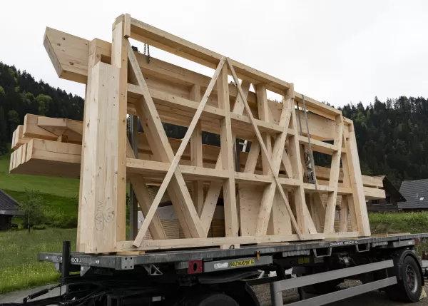 💚 Warum Truberholz? Truberholz steht für ökologische Verantwortung, lokale Materialien und nachhaltige Bauweise. Jedes unserer Projekte wird mit größter Sorgfalt und Liebe zur Umwelt umgesetzt, und unser neues Mehrfamilienhaus ist da keine Ausnahme. 🚗 Autounterstand aus Truberholz: Unser jüngstes Highlight ist der Autounterstand, der nun aufgerichtet wird. Dieses kleine Bauwerk verkörpert unsere Philosophie und zeigt, wie ästhetisch und funktional nachhaltiges Bauen sein kann.