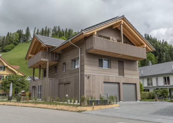 Nachhaltigkeit und Wohngesundheit sind für uns keine leeren Worte. Unser neuestes Mehrfamilienhaus zeigt, wie sich umweltfreundliches Bauen und modernster Wohnkomfort vereinen lassen. Truberholz, ein regionales und nachhaltiges Baumaterial, bietet zahlreiche Vorteile:  Umweltfreundlich: Truberholz ist regional und nachhaltig. Wohngesund: Holz schafft ein gesundes Raumklima. Effizient: Holz ist ein natürlicher Dämmstoff und hilft, Energie zu sparen. Individuell: Jedes Haus ist ein Unikat.