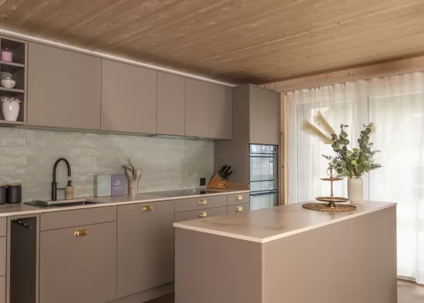 Nachhaltigkeit und Wohngesundheit sind für uns keine leeren Worte. Unser neuestes Mehrfamilienhaus zeigt, wie sich umweltfreundliches Bauen und modernster Wohnkomfort vereinen lassen. Truberholz, ein regionales und nachhaltiges Baumaterial, bietet zahlreiche Vorteile:  Umweltfreundlich: Truberholz ist regional und nachhaltig. Wohngesund: Holz schafft ein gesundes Raumklima. Effizient: Holz ist ein natürlicher Dämmstoff und hilft, Energie zu sparen. Individuell: Jedes Haus ist ein Unikat.