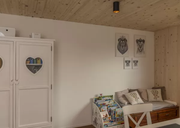 Nachhaltigkeit und Wohngesundheit sind für uns keine leeren Worte. Unser neuestes Mehrfamilienhaus zeigt, wie sich umweltfreundliches Bauen und modernster Wohnkomfort vereinen lassen. Truberholz, ein regionales und nachhaltiges Baumaterial, bietet zahlreiche Vorteile:  Umweltfreundlich: Truberholz ist regional und nachhaltig. Wohngesund: Holz schafft ein gesundes Raumklima. Effizient: Holz ist ein natürlicher Dämmstoff und hilft, Energie zu sparen. Individuell: Jedes Haus ist ein Unikat.