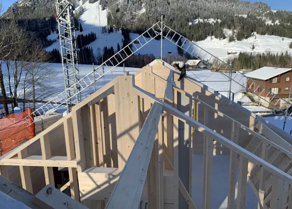 Truberholz-Ferienhaus: Ein Bauprojekt im Schnee  Mitten im Frühling, doch umgeben von Schnee – so wurde eines unserer Truberholz-Ferienhäuser dieses Jahr aufgerichtet. Unsere nachhaltigen Ferienhäuser werden aus regionalem Holz gefertigt und mit höchster Handwerkskunst erbaut. Sie bieten nicht nur eine behagliche Atmosphäre, sondern auch eine enge Verbindung zur Natur, egal zu welcher Jahreszeit.  Bei uns steht Qualität, Nachhaltigkeit und Regionalität im Mittelpunkt. Unsere Häuser sind perfekt für alle, di