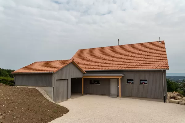 Truberholz-Haus Einfamilienhaus, vor vergraute Aussenschalung stehend, Innen Truberholz-Wände sichtbar, Dübel sichtbar, helles Haus mit grossen Fensterfronten in die Gehrung, eingekleidete Treppe, Haus mit Ziegel, inkl. Garage