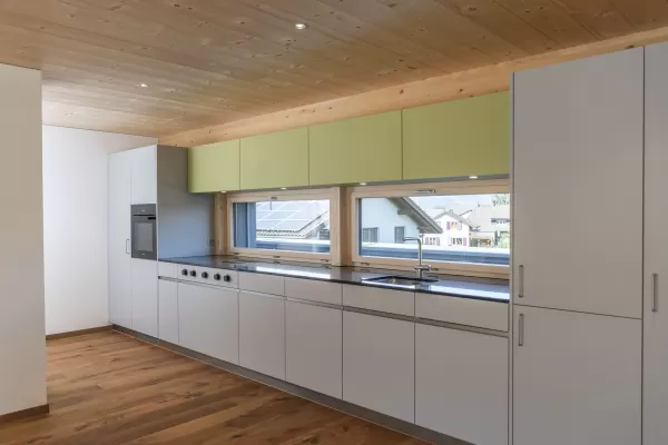 Mehrfamilienhaus Truberholzhaus Recherswil, Schweizer Holz, Truberholzwände sind nicht sichtbar, die Dübel sind nicht sichtbar, Fassade ist vorvergraut, es hat eine Attikawohnung, im Erdgeschoss und Obergeschoss hat es Loggaeinschnitte (Terrasse, Balkon), moderner Neubau, auf dem Dach ist ein Sonnensegel, Flachdach mit Solarpanel, es hat kein Keller dafür ein zusätzliches Gebäude mit Autounterstand und Lagerraum, Umschwung mit Rasen