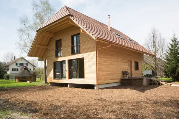 Wohnhaus Truberholzhaus Schalung aussen liegend Truberholzwände sichtbar, im Bad alles Holz inkl, Boden, in der Küche alles Holz inkl, Küchenboden Regionalität Truberholz Schweizer Holz Zimmermann Seeland