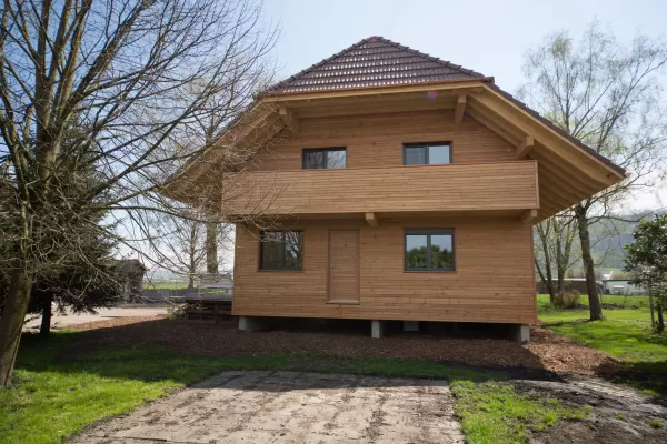 Wohnhaus Truberholzhaus Schalung aussen liegend Truberholzwände sichtbar, im Bad alles Holz inkl, Boden, in der Küche alles Holz inkl, Küchenboden Regionalität Truberholz Schweizer Holz Zimmermann Seeland