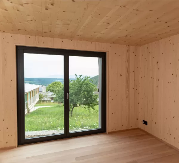 Truberholz-Haus Einfamilienhaus, vor vergraute Aussenschalung stehend, Innen Truberholz-Wände sichtbar, Dübel sichtbar, helles Haus mit grossen Fensterfronten in die Gehrung, eingekleidete Treppe, Haus mit Ziegel, inkl. Garage