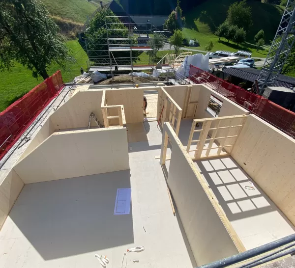 Aufrichten Truberholz Wohnhaus mit Anbau in Luthern