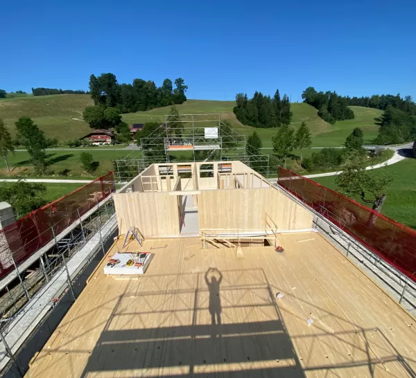 Aufrichten Truberholz Wohnhaus mit Anbau in Luthern