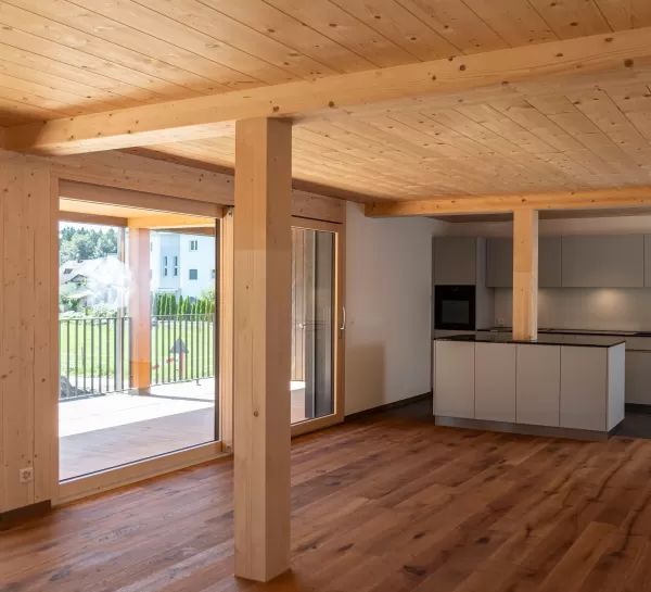 Mehrfamilienhaus Truberholzhaus Recherswil, Schweizer Holz, Truberholzwände sind nicht sichtbar, die Dübel sind nicht sichtbar, Fassade ist vorvergraut, es hat eine Attikawohnung, im Erdgeschoss und Obergeschoss hat es Loggaeinschnitte (Terrasse, Balkon), moderner Neubau, auf dem Dach ist ein Sonnensegel, Flachdach mit Solarpanel, es hat kein Keller dafür ein zusätzliches Gebäude mit Autounterstand und Lagerraum, Umschwung mit Rasen