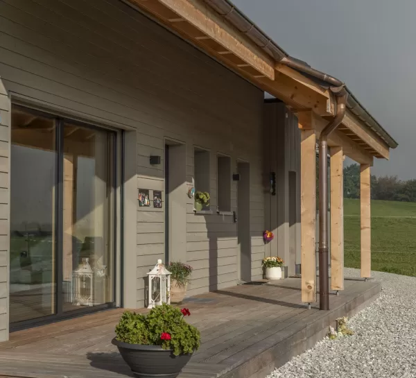 Neubau Wohnhaus mit wunderschönen Veranda im Amerikanischen-Style, Truberholz Wände sind sichtbar (mit Holzdübel sichtbar), das komplette Haus besteht aus Holz (es wurden keine Fermacel-Platten verwendet), Aussenschalung liegend - vorvergraut, ohne Kellergeschoss, dafür mit Garagenanbau direkt am Wohnhaus, das Haus ist ein Wohnhaus von einem Landwirtschaftlichen Betrieb, deshalb die integrierte Nasszone (Nassraum), der Badezimmerboden ist ein Massivholzboden aus Fichte (keine Fliessen) 