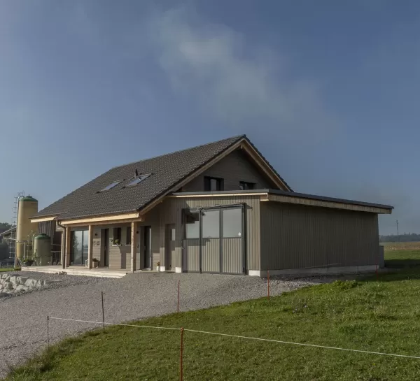 Neubau Wohnhaus mit wunderschönen Veranda im Amerikanischen-Style, Truberholz Wände sind sichtbar (mit Holzdübel sichtbar), das komplette Haus besteht aus Holz (es wurden keine Fermacel-Platten verwendet), Aussenschalung liegend - vorvergraut, ohne Kellergeschoss, dafür mit Garagenanbau direkt am Wohnhaus, das Haus ist ein Wohnhaus von einem Landwirtschaftlichen Betrieb, deshalb die integrierte Nasszone (Nassraum), der Badezimmerboden ist ein Massivholzboden aus Fichte (keine Fliessen) 
